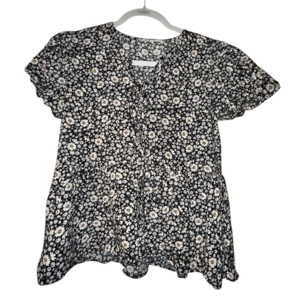 Black Daisy Print Short Sleeve Ruffle Blouse, haptics brand, size small, EUC.